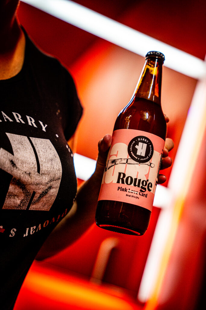 Pivo Rouge v láhvi v ruce - Pivovar HARRY