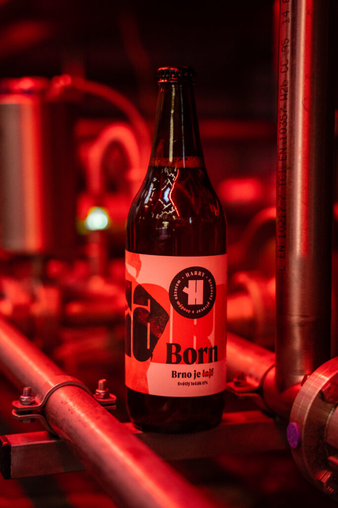 Pivo BORN v láhvi na varně - Pivovar HARRY