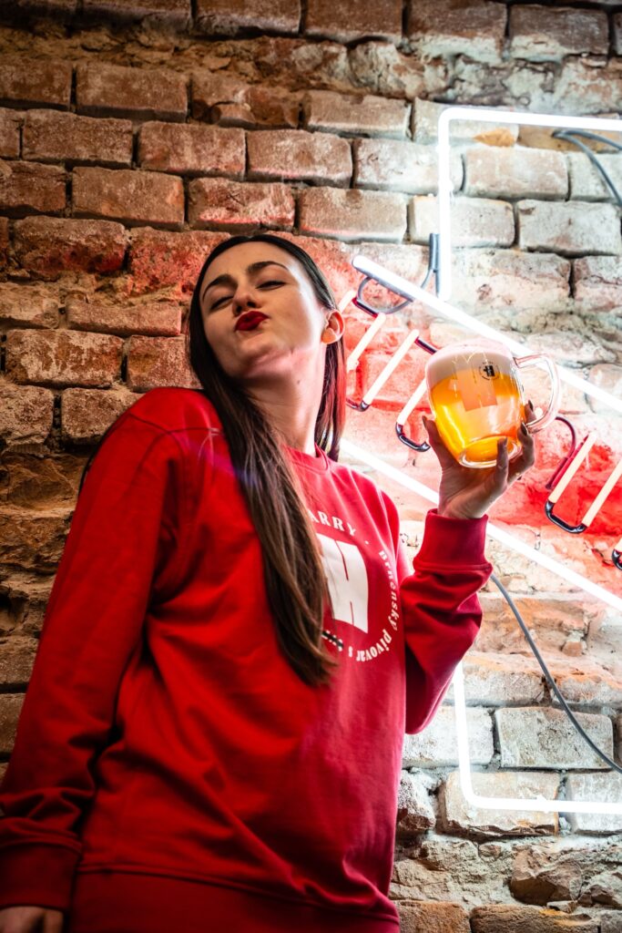 Pivo a holka - Pivovar HARRY